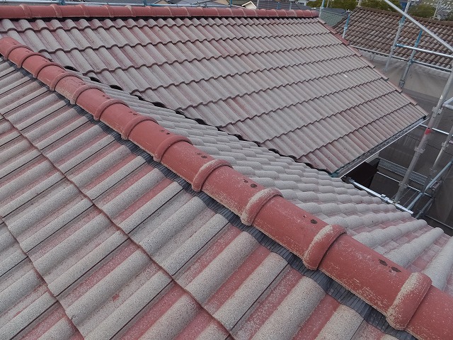 ハイロールがはみ出した棟